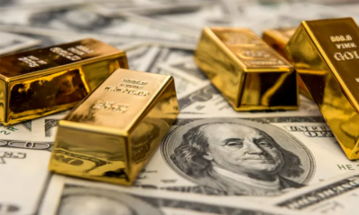 الذهب يتجه لأفضل أداء شهري منذ يوليو 2020 والدولار يتراجع