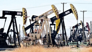 سوق النفط تبدلت وآفاقها غامضة بعد عام على غزو أوكرانيا