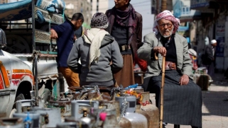 الحطب ملاذ اليمنيين مع اشتداد أزمة فقدان الغاز المنزلي