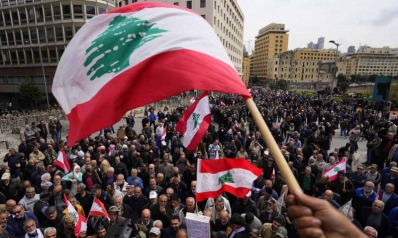 اللبنانيون عالقون بين حزب الله والجمهورية