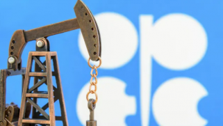 أسعار النفط تقفز بعد إعلان “أوبك بلس” خفض الإنتاج بشكل مفاجئ