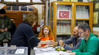 الأتراك المنقسمون يصوتون في انتخابات تهدد عرش أردوغان