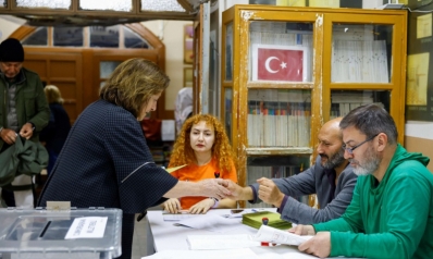 الأتراك المنقسمون يصوتون في انتخابات تهدد عرش أردوغان