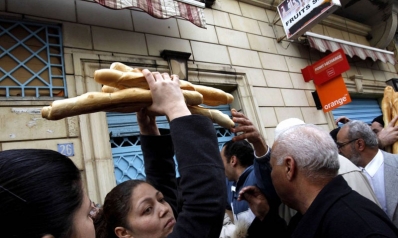التونسيون في غمرة بحثهم عن الخبز يتساءلون: هل هي أزمة مفتعلة أم في علاقة بالضائقة المالية