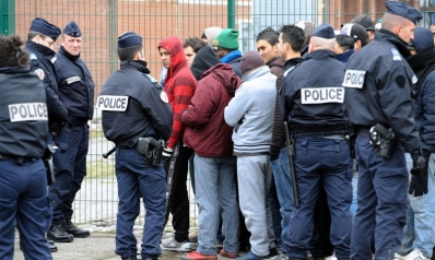 فرنسا تزيد الضغوط على تونس بطلب ترحيل 10 آلاف مهاجر