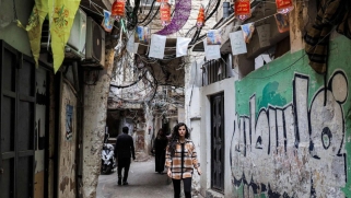 كل اليأس مع مثل هذه الحياة: هواجس الهجرة تلاحق الشباب الفلسطيني في لبنان