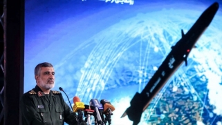 إيران تستعرض أول صاروخ فرط صوتي بدعم روسي وصيني