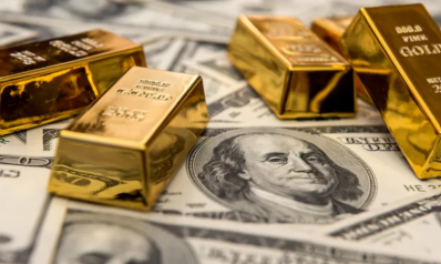 تراجع الدولار بعد تخفيض “فيتش” التصنيف الائتماني لأميركا وأسعار الذهب ترتفع