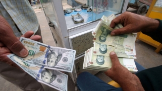 واشنطن تسعى للتحكم في العراق من خلال الدولار