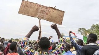 انقلاب النيجر يخدم الجماعات المتطرفة في الساحل الأفريقي