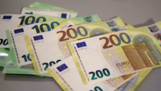 اليورو يرتفع من أدنى مستوياته قبل اجتماع المركزي الأوروبي ومؤشر الدولار يهبط