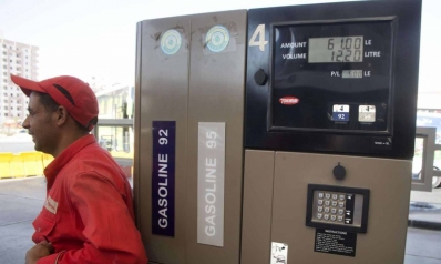 مصر تمرر زيادة أسعار البنزين مع تصاعد حرب غزة