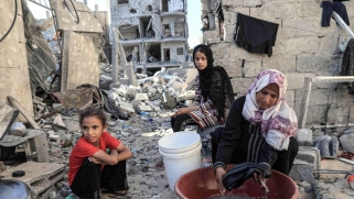 شجارات في طوابير الخبز وتدافع على الحمامات في الملاجئ: الحرب تهدد التضامن الاجتماعي في غزة