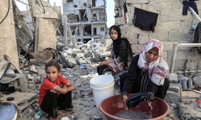 شجارات في طوابير الخبز وتدافع على الحمامات في الملاجئ: الحرب تهدد التضامن الاجتماعي في غزة