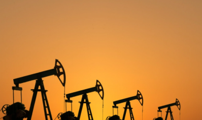 النفط يتراجع تحت ضغط زيادة قياسية في المخزونات الأميركية
