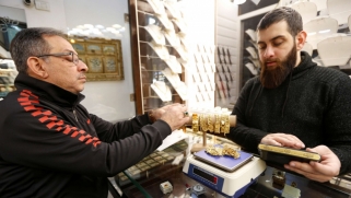 اللبنانيون يدخرون الذهب بدل العملات الورقية مدفوعين بقلقهم من المستقبل