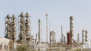 ليبيا تتطلع إلى عودة النفط رغم الانقسام السياسي