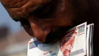 الدولار والمقاطعة يدفعان المستثمرين إلى الهروب من مصر