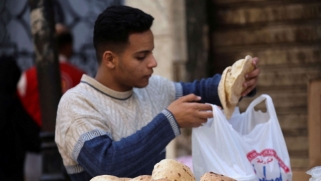 الطبقة الوسطى في مصر تعاني لشراء ما يكفيها من الخبز
