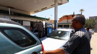 الليبيون في مفترق الوقود المدعوم ومحاصرة التهريب
