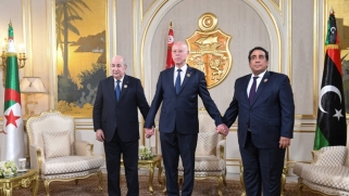 الجزائر تتقلب بين موقف ونقيضه.. تتراجع عن المبادرة الثلاثية وتروج لنجاحها!