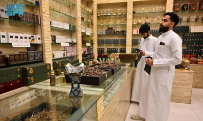 العيد يرفع حجم الإقبال على العود والبخور في أسواق الرياض بالسعودية