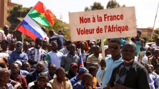 بوركينا فاسو تطرد دبلوماسيين فرنسيين في أحدث حلقة توتر مع باريس