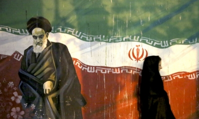 عين إيران على التوتر مع إسرائيل والقبضة مشددة في الداخل