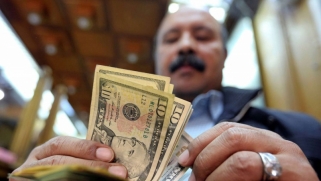 تدفق الدولارات يختبر التزام مصر بإنهاء الاقتراض من بنكها المركزي