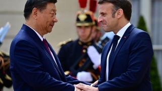 مهمة صينية صعبة لاستعادة أوروبا الخائفة من الإغراق