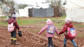 النزاع يحرم الأطفال في مخيمات النازحين شمال سوريا من التعليم