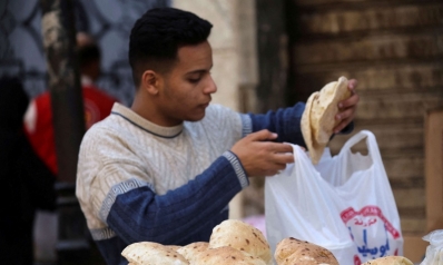 الحكومة المصرية تشتري صمت البسطاء بمساعدات مالية