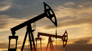 النفط يحقق أفضل أداء أسبوعي بعد توقعات نمو الطلب