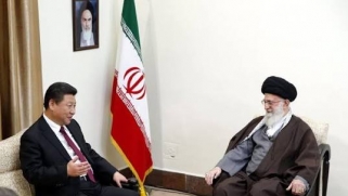 هل ستحمي أجنحة التنين الصيني حياة خامنئي؟