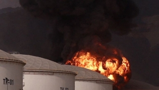 النفط على صفيح ساخن: الحرب الأمريكية-الإيرانية تهدد أسعار الوقود العالمية بالانفجار!