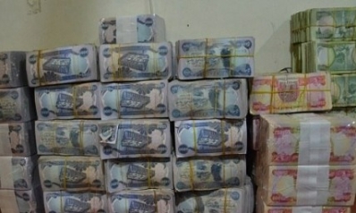 الحرب تقترب من جيوب العراقيين.. هل تستطيع الدولة حماية الرواتب والدينار؟